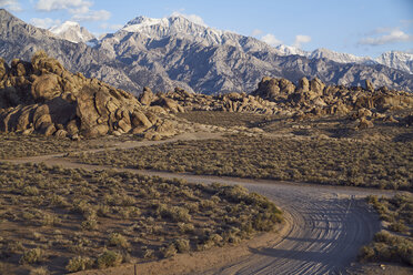 Schotterstraße in Richtung Berge bei Alabama Hills - CAVF15853