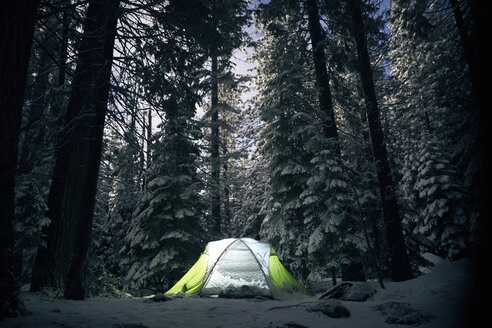 Beleuchtetes Zelt auf schneebedecktem Feld im Yosemite National Park - CAVF15855