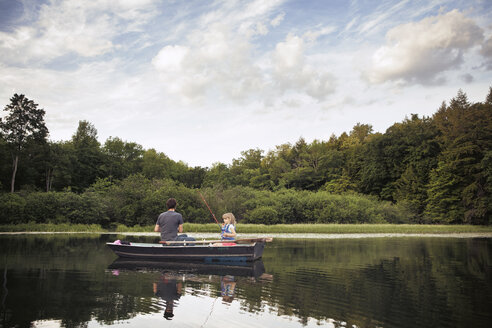 Vater und Tochter sitzen im Boot und angeln am See - CAVF15992