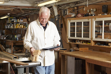 Tischler mit Tablet-Computer in der Werkstatt - CAVF16011