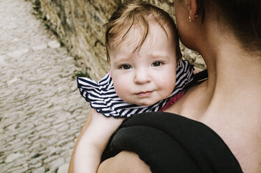 Hohe Winkel Ansicht der lächelnden Baby Mädchen mit Mutter - CAVF16091