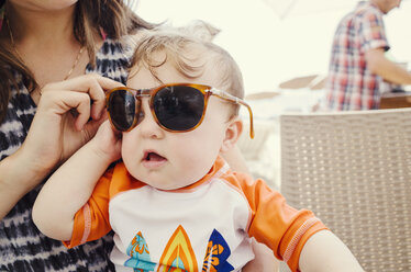 Nahaufnahme einer Mutter mit Sonnenbrille für ein Kleinkind - CAVF16101