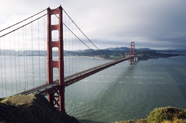 Hohe Winkelansicht der Golden Gate Bridge gegen den Himmel - CAVF16130