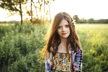 Porträt eines Mädchens auf einem grasbewachsenen Feld - CAVF16199