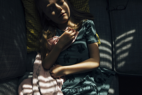 Draufsicht auf ein schlafendes Mädchen im Bett, lizenzfreies Stockfoto