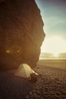 Zelt an der Klippe am Strand bei Sonnenuntergang - CAVF16252