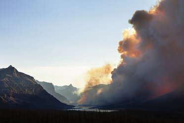 Rauch aus dem Glacier National Park bei Sonnenuntergang gegen den klaren Himmel - CAVF16258