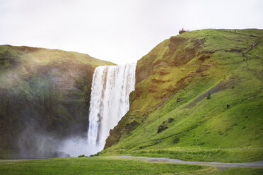 Majestätischer Blick auf den Seljalandsfoss-Wasserfall gegen den Himmel - CAVF16260