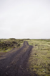 Schmutzige Straße auf Feld gegen Himmel - CAVF16268