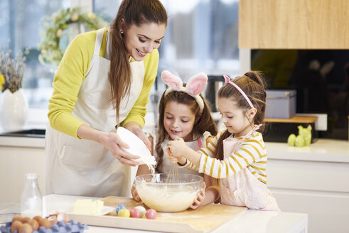 Mutter und Töchter backen gemeinsam Osterkekse in der Küche - ABIF00183