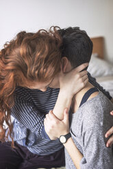 Nahaufnahme eines romantischen lesbischen Paares, das sich zu Hause auf dem Bett umarmt - CAVF16386
