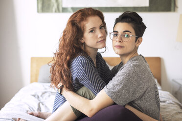 Porträt eines lesbischen Paares, das sich zu Hause auf dem Bett entspannt - CAVF16395