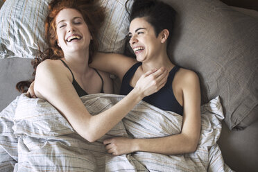 Hohe Winkel Ansicht der fröhlichen Lesben entspannt auf dem Bett - CAVF16409
