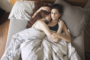 Hohe Winkel Porträt der lesbischen mit Freundin entspannt auf dem Bett zu Hause - CAVF16411