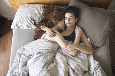 Hohe Winkel Ansicht der lesbischen Paar schlafen auf dem Bett zu Hause - CAVF16412