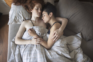 Blick von oben auf Lesben, die zu Hause auf dem Bett schlafen - CAVF16414