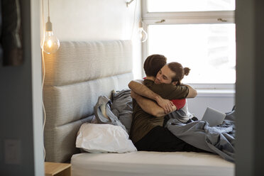 Homosexuelles Paar umarmt sich auf dem Bett zu Hause - CAVF16505