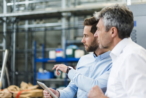 Manager bei Diskussion mit Tablet - DIGF03474