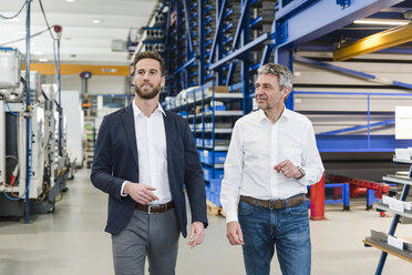 Smiling managers in a production hall - DIGF03478