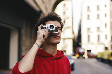 Tourist beim Fotografieren mit Kamera in der Stadt - CAVF16577