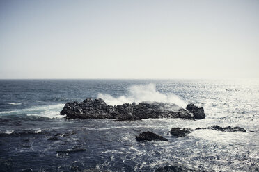 Wellen plätschern auf Felsen im Meer gegen den klaren Himmel - CAVF16637