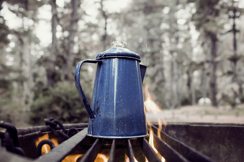 Blick von oben auf das Kochen von Kaffee auf dem Grill auf dem Campingplatz, lizenzfreies Stockfoto
