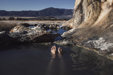 Tiefschnitt einer Frau beim Schwimmen in den Bridgeport Hot Springs - CAVF16699