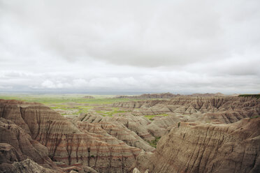 Aussicht auf Felsformationen im Badlands National Park bei bewölktem Himmel - CAVF16741