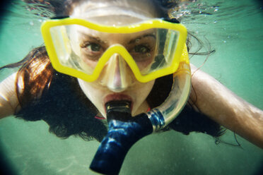 Porträt einer Frau beim Schnorcheln unter Wasser - CAVF16804