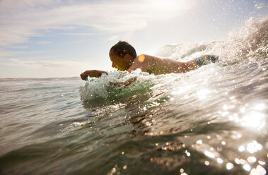 Seitenansicht eines Mannes auf dem Surfbrett im Meer - CAVF16808