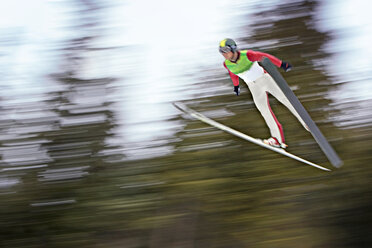 Niedriger Blickwinkel auf einen Mann, der beim Skifahren einen Stunt vollführt - CAVF16832