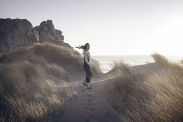 Porträt einer am Strand stehenden Frau gegen den klaren Himmel - CAVF16864