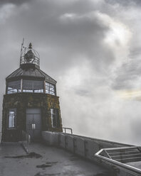 Leuchtturm gegen bewölkten Himmel - CAVF16916