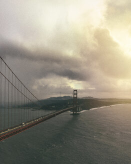 Golden Gate Bridge gegen bewölkten Himmel bei Sonnenuntergang - CAVF16919