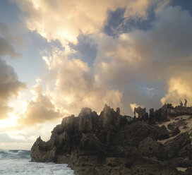 Malerischer Blick auf Felsformationen am Meer gegen den bewölkten Himmel bei Sonnenuntergang - CAVF16920