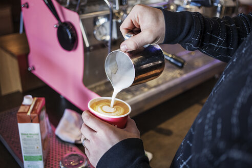 Ausgeschnittenes Bild einer Frau beim Kaffeekochen - CAVF16977