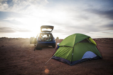 Zelt und Auto auf einem Feld vor bewölktem Himmel - CAVF16996