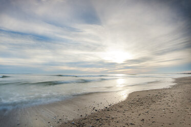 Landschaftlicher Blick auf den Strand gegen den bewölkten Himmel - CAVF17017