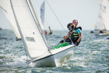 Freunde segeln auf einem Segelboot während einer Regatta - CAVF17027