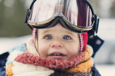 Nahaufnahme eines kleinen Mädchens mit Skibrille - CAVF17049