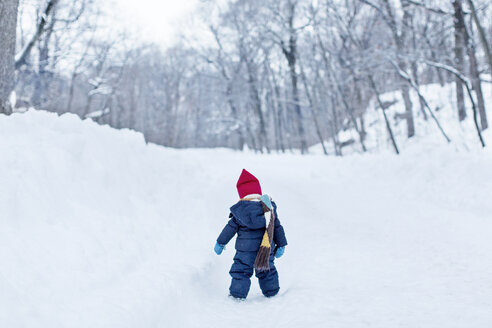 Rückansicht eines kleinen Mädchens auf einem schneebedeckten Feld - CAVF17050