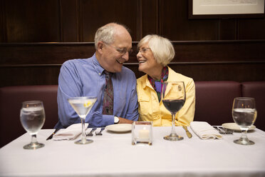 Älteres Paar im Gespräch im Restaurant - CAVF17181