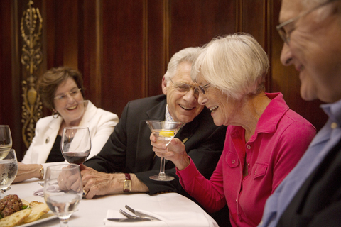 Ältere Freunde bei einem Drink im Restaurant, lizenzfreies Stockfoto