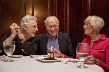 Glückliche ältere Freunde sitzen im Restaurant - CAVF17189