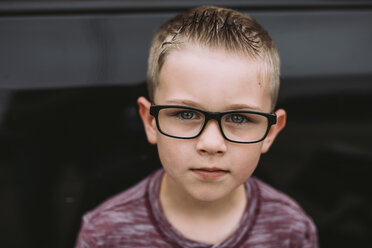 Porträt eines niedlichen Jungen mit Brille - CAVF17244