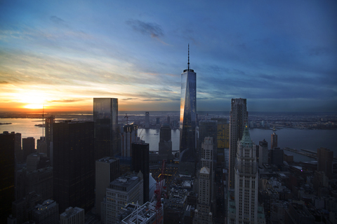 One World Trade Center gegen den Himmel bei Sonnenuntergang, lizenzfreies Stockfoto