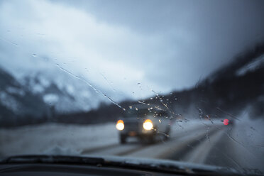 Auto durch die Windschutzscheibe im Winter gesehen - CAVF17256