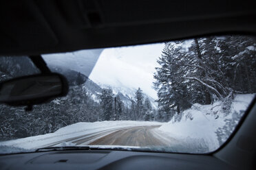 Straße durch die Windschutzscheibe eines Autos im Winter gesehen - CAVF17257