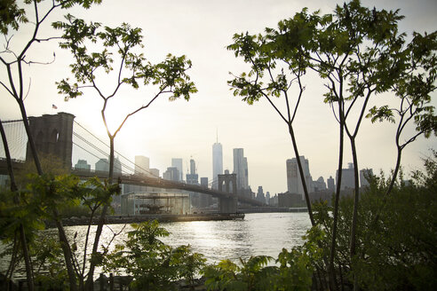 Blick auf Skyline und Brooklyn Bridge gegen den Himmel - CAVF17262