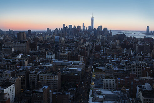 One World Trade Center inmitten des Stadtbilds bei Sonnenuntergang - CAVF17264